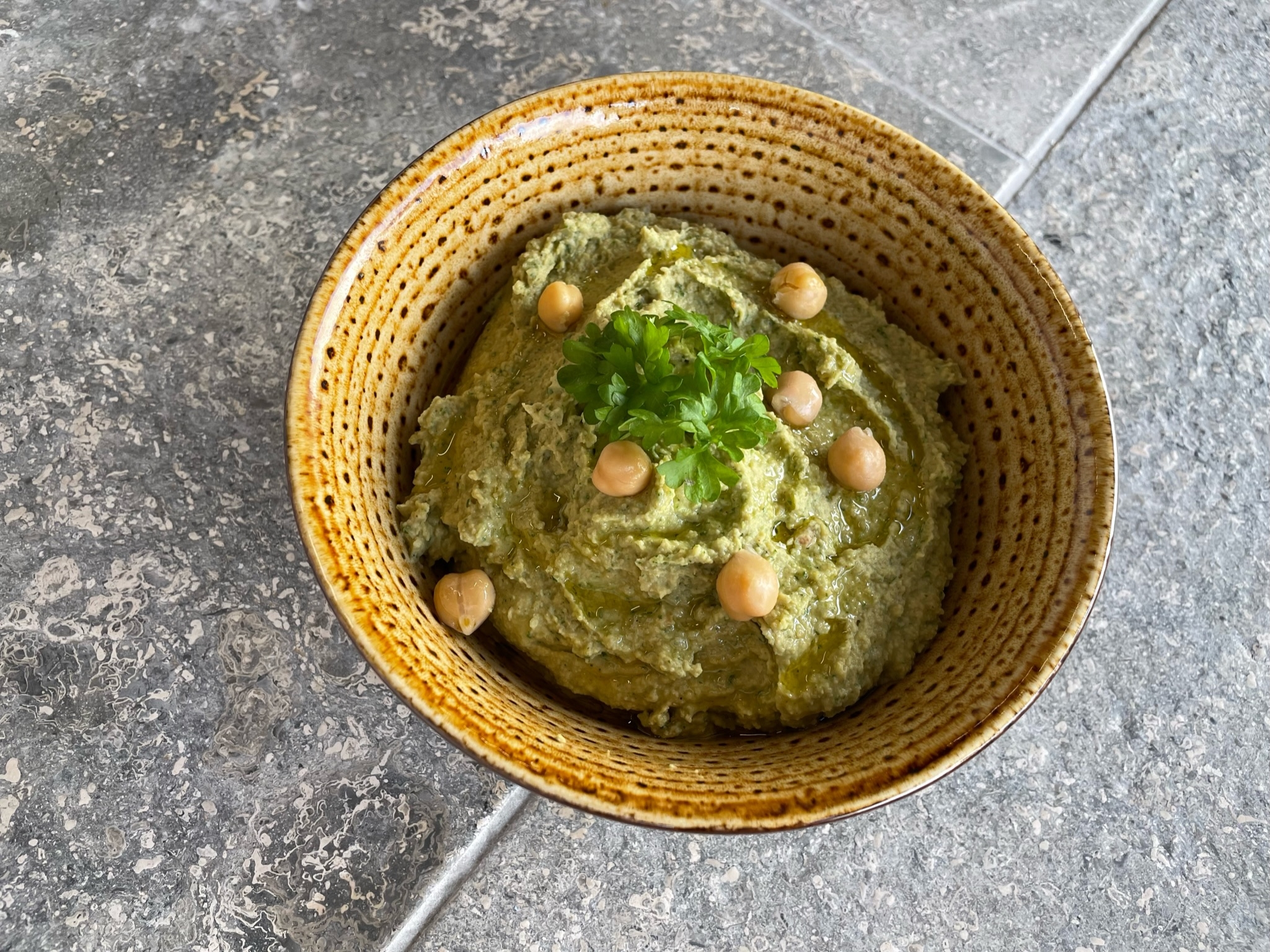 Hummus i skål. 