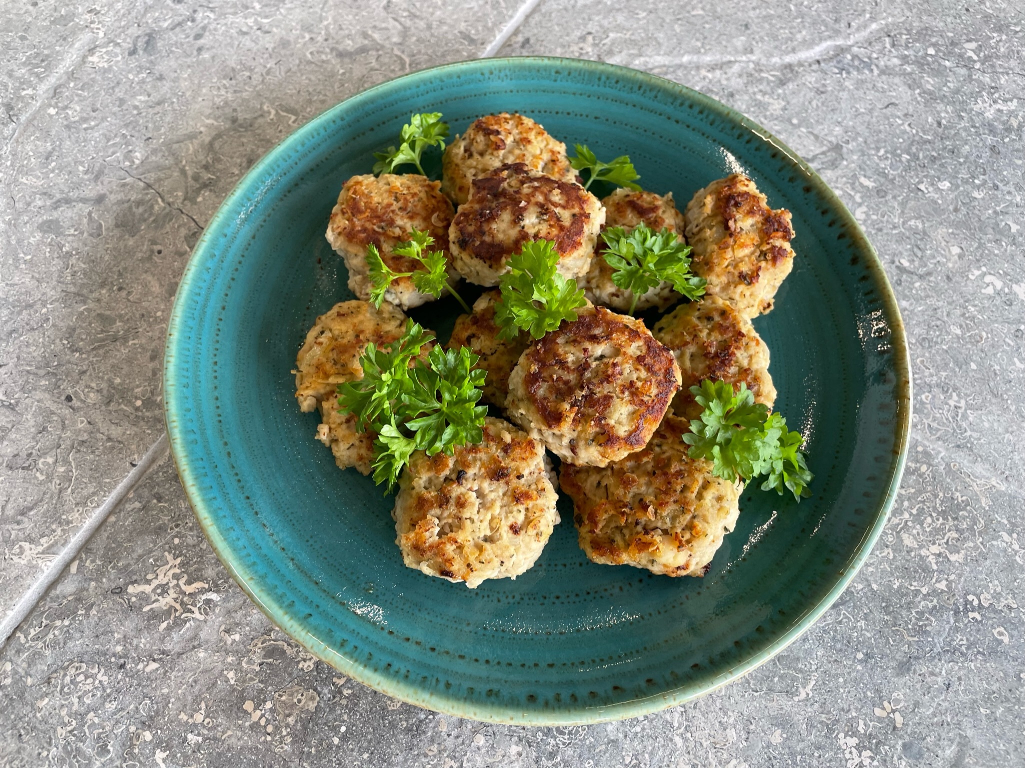 Frikadeller i skål.