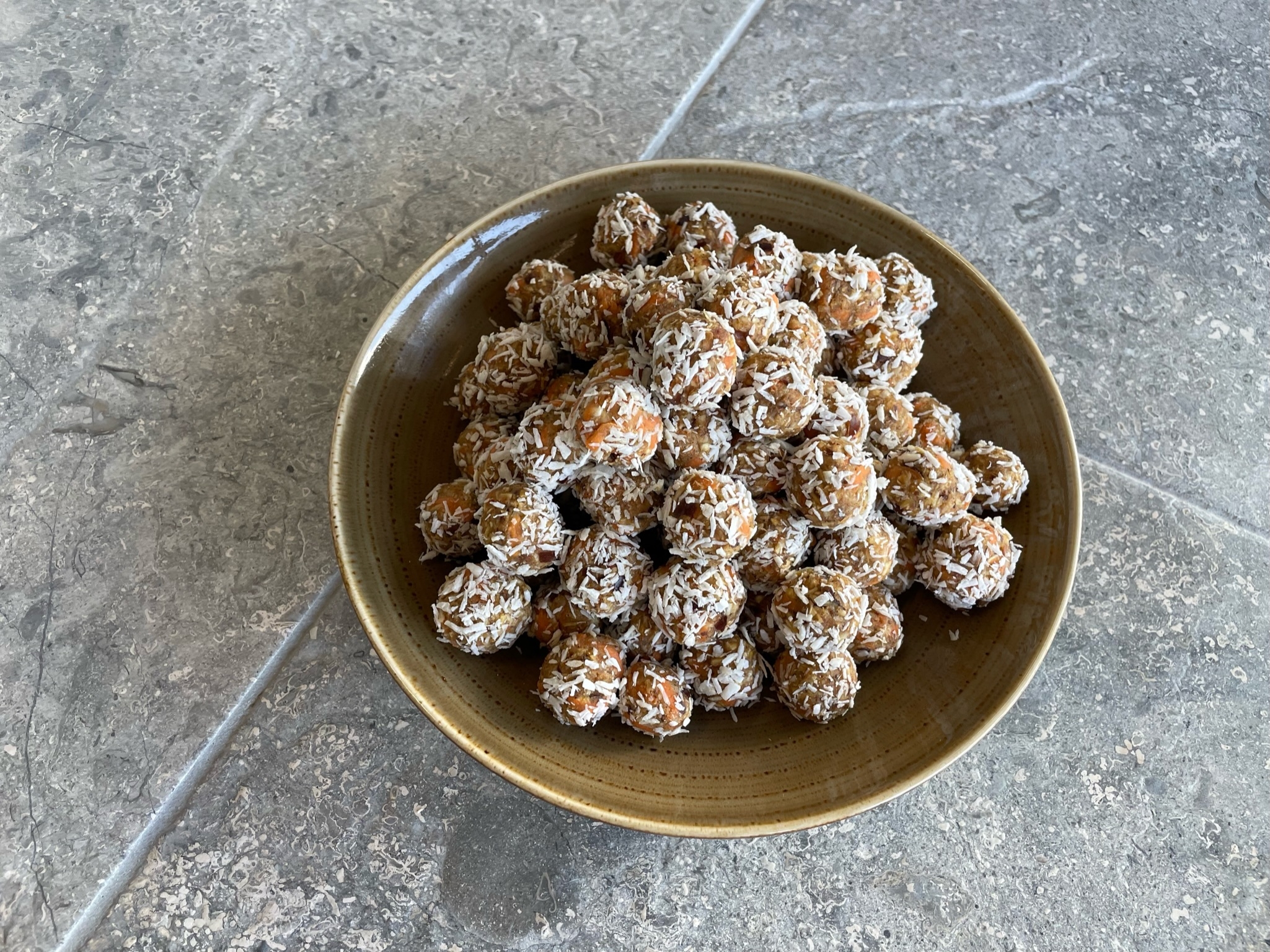 Kikærtekugler med dadler og kokos.
